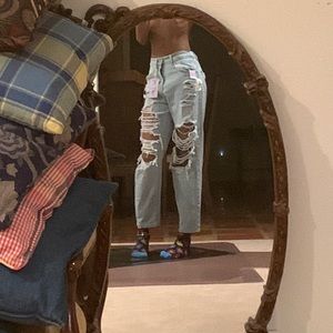 Baggy mom/boyfriend jeans. Light washed y2k street wear jeans . 💞🤭